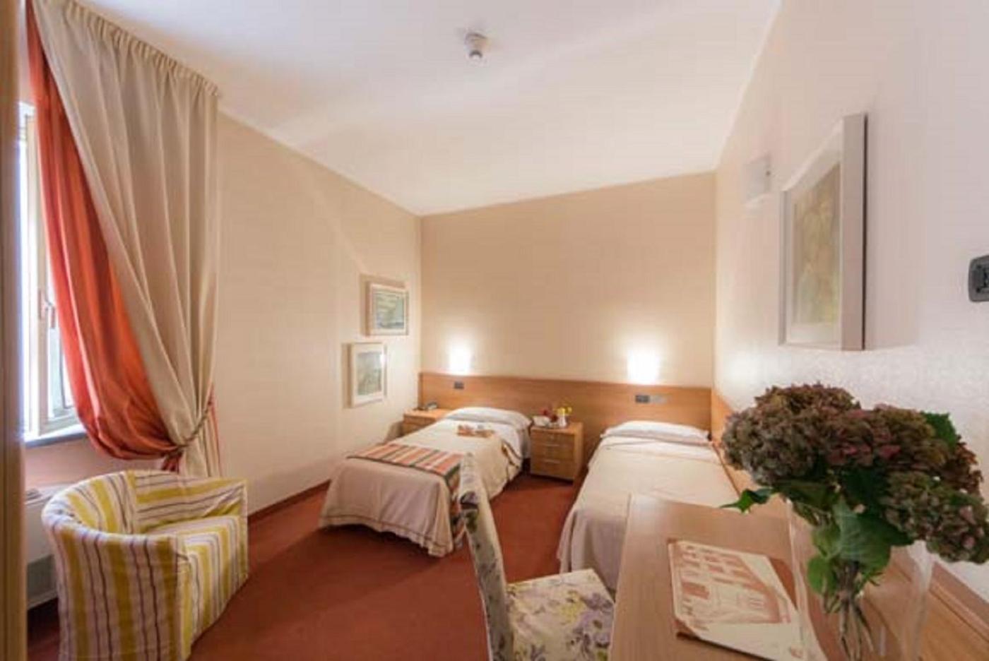Hotel Lux Alessandria Exteriör bild
