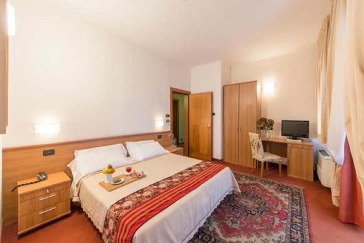 Hotel Lux Alessandria Exteriör bild