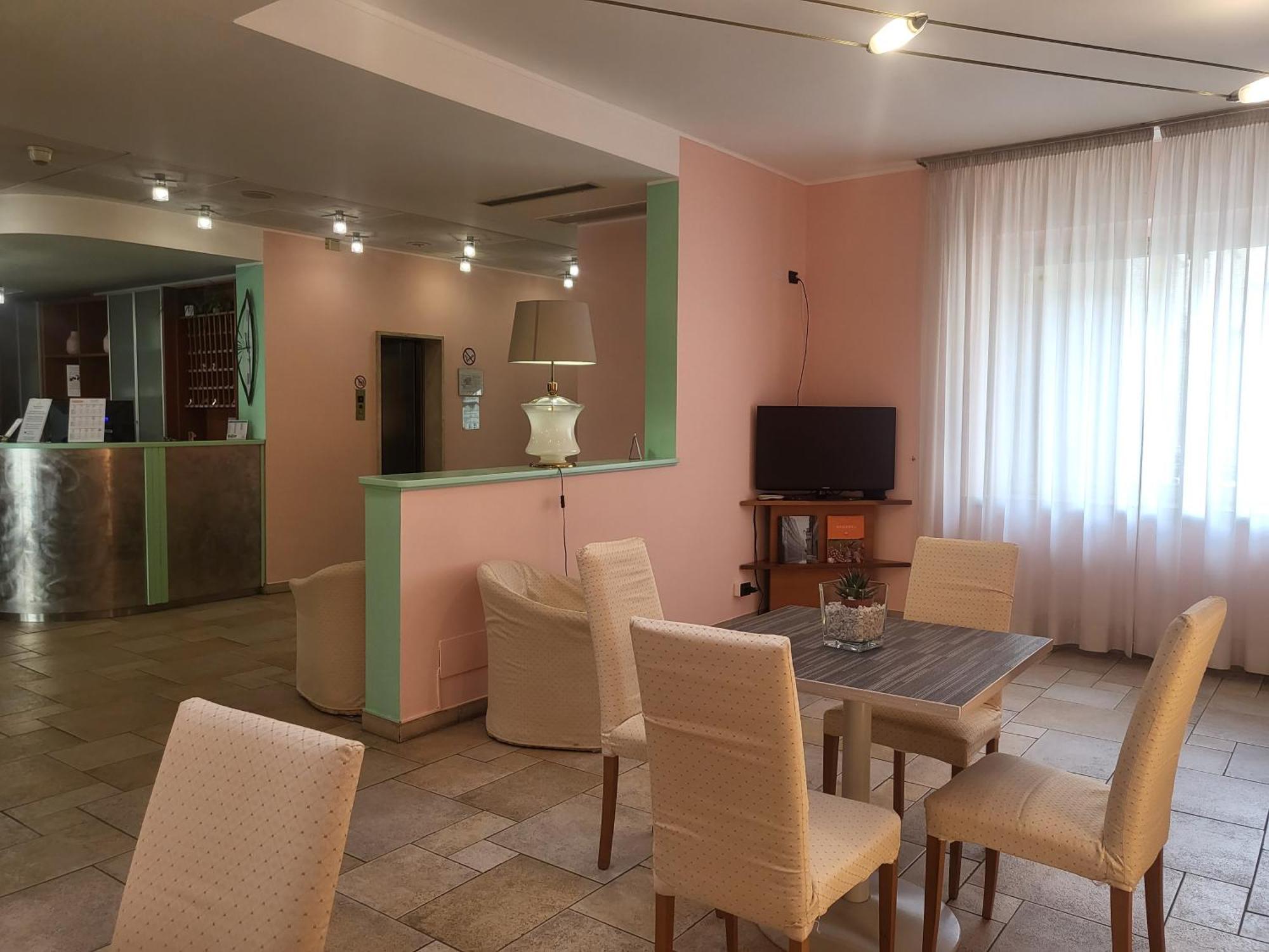Hotel Lux Alessandria Exteriör bild