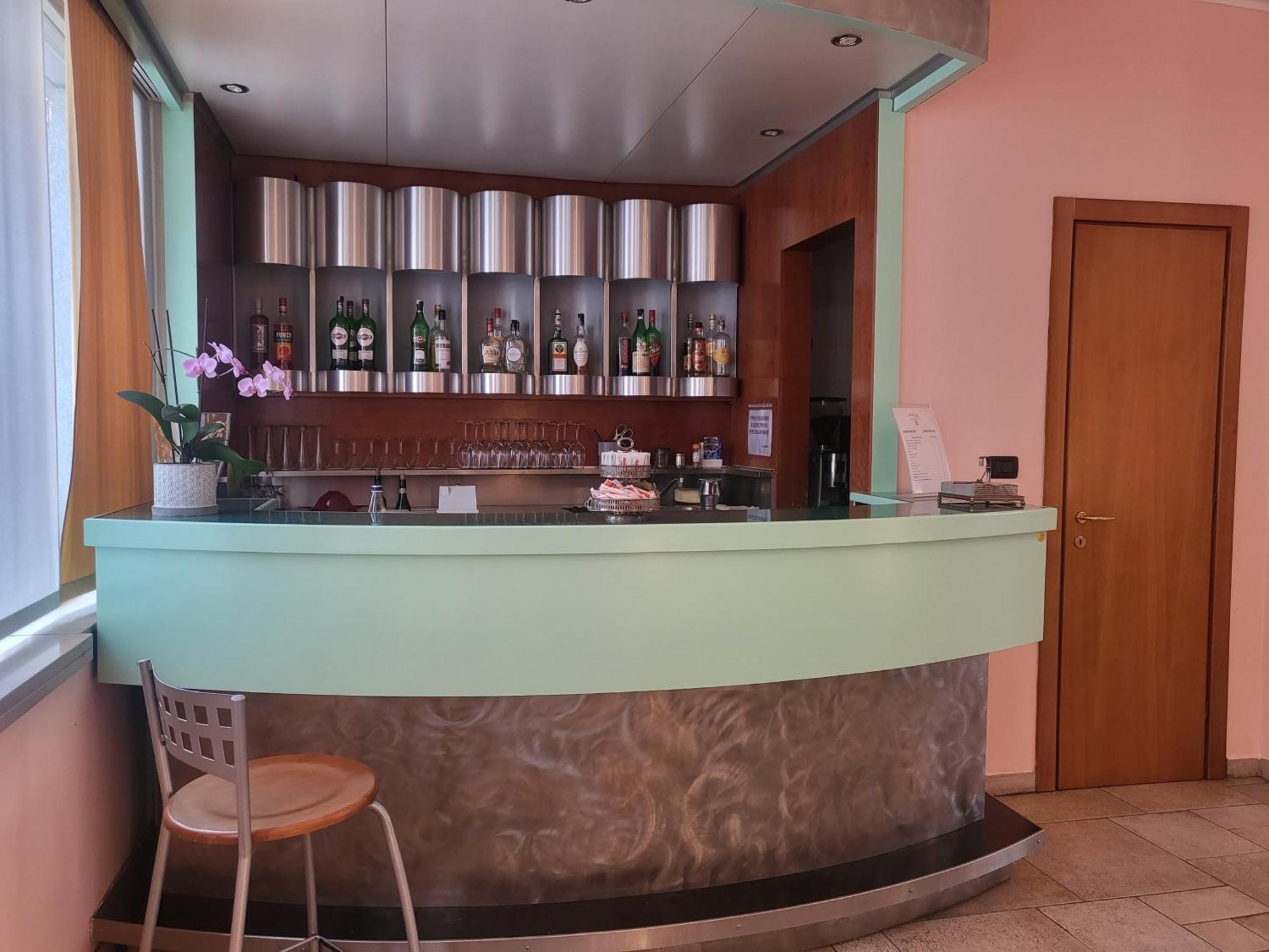 Hotel Lux Alessandria Exteriör bild