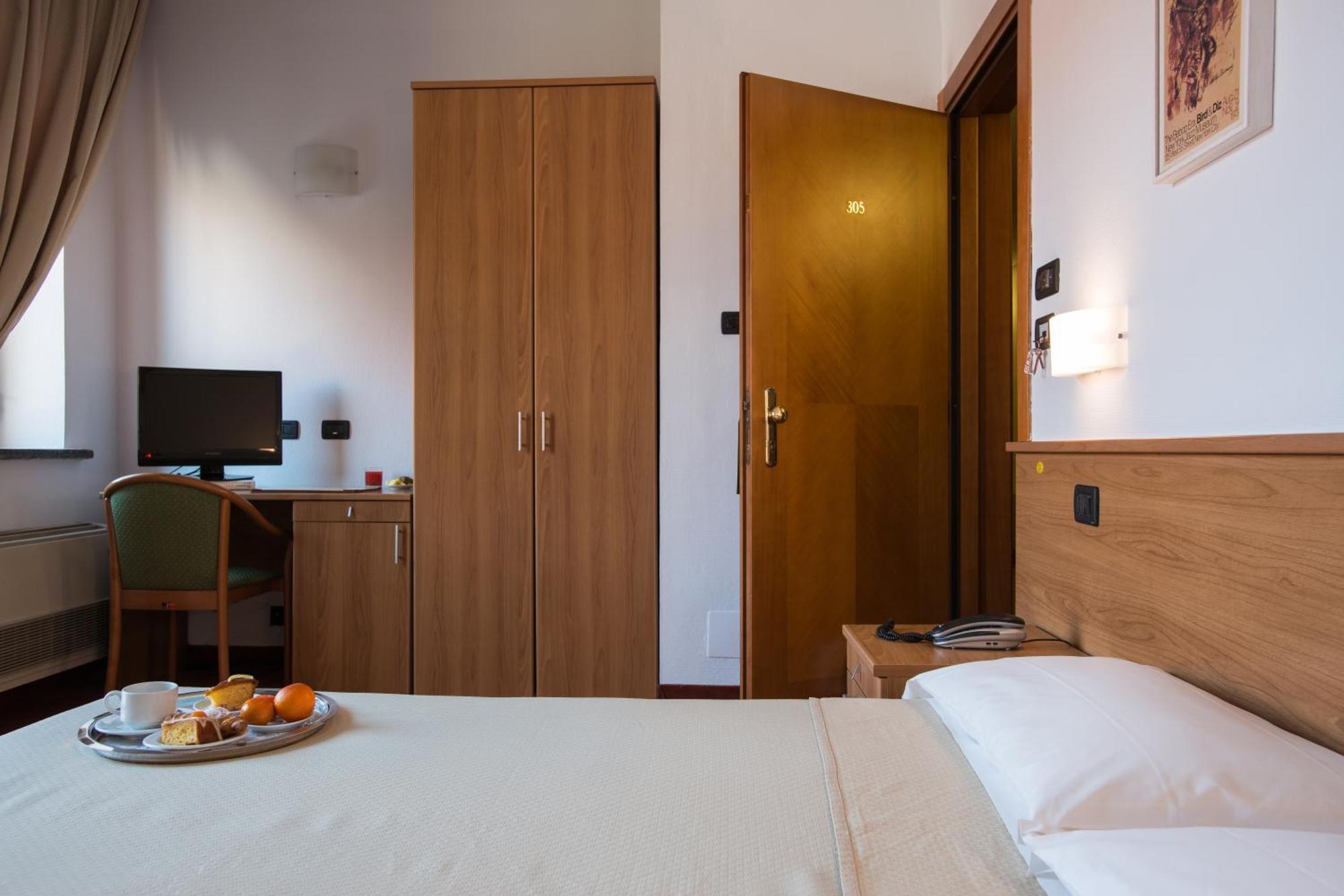 Hotel Lux Alessandria Rum bild