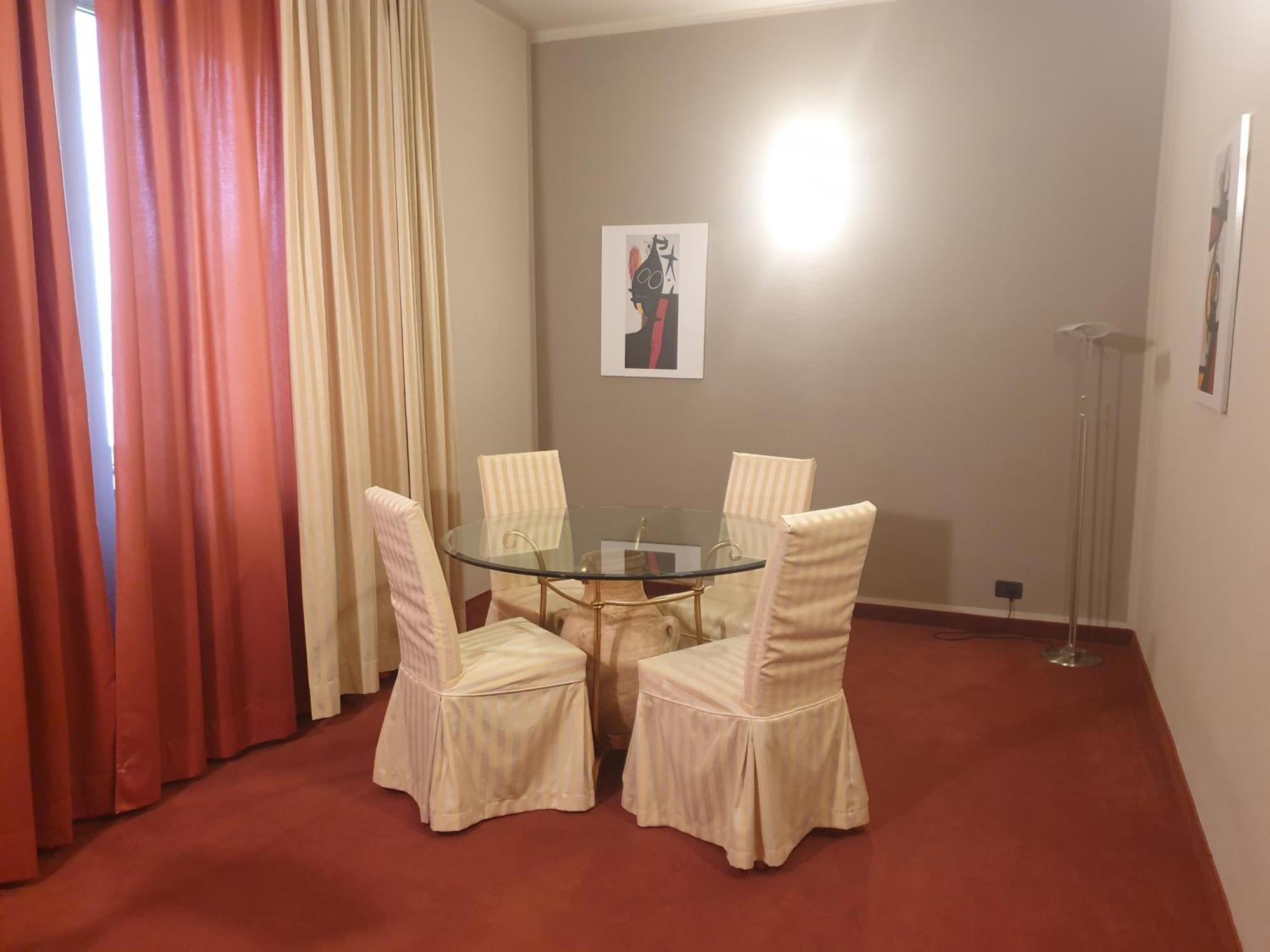 Hotel Lux Alessandria Rum bild