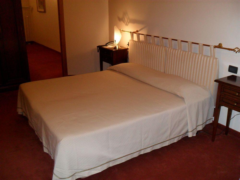 Hotel Lux Alessandria Exteriör bild