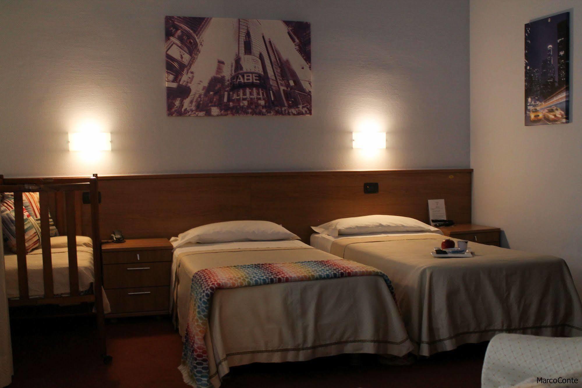 Hotel Lux Alessandria Exteriör bild