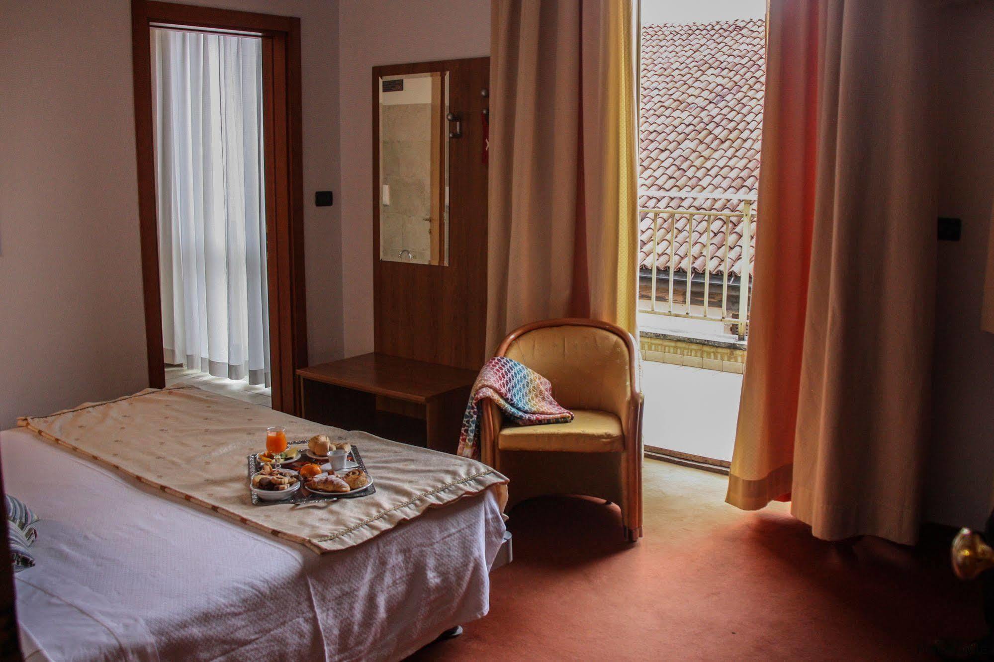 Hotel Lux Alessandria Exteriör bild