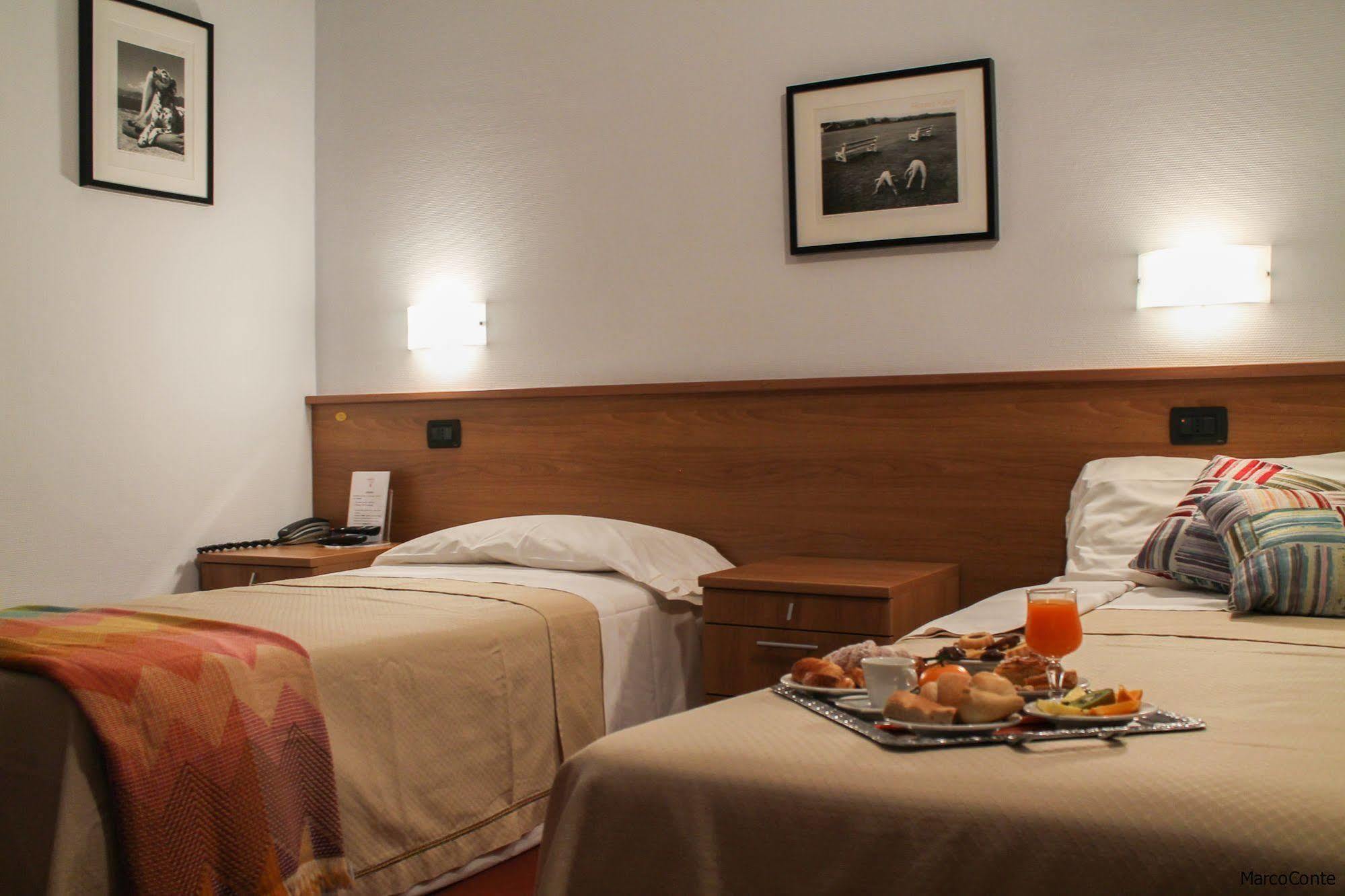Hotel Lux Alessandria Exteriör bild