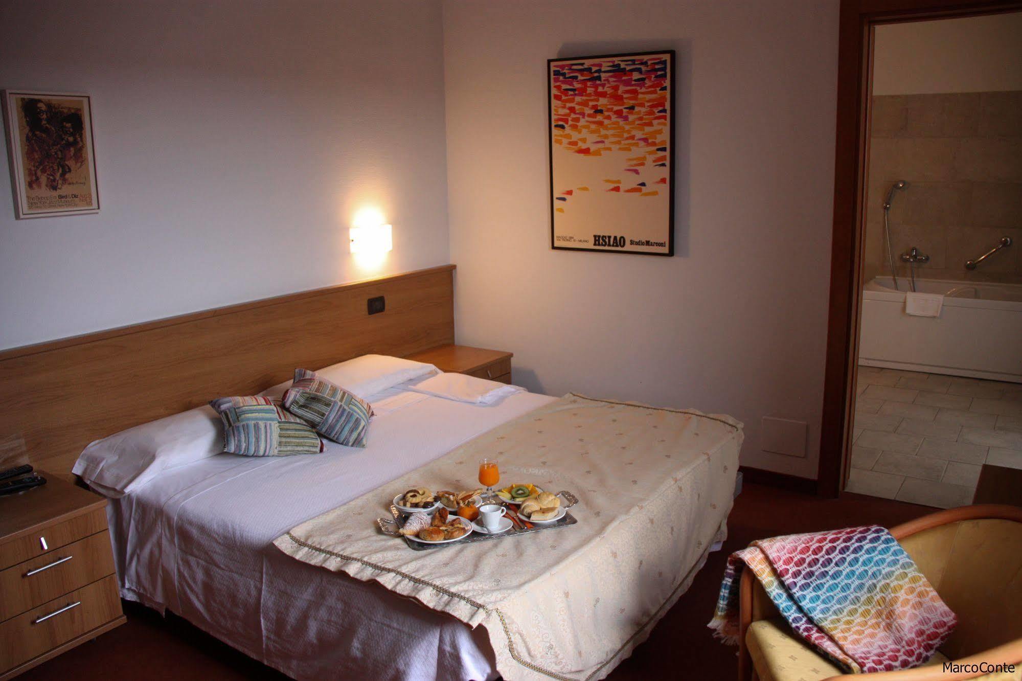 Hotel Lux Alessandria Exteriör bild