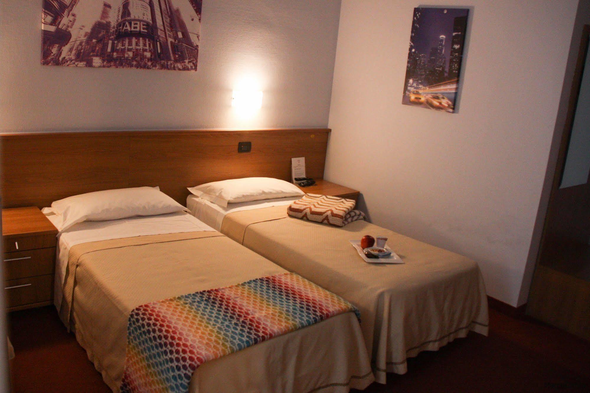 Hotel Lux Alessandria Exteriör bild