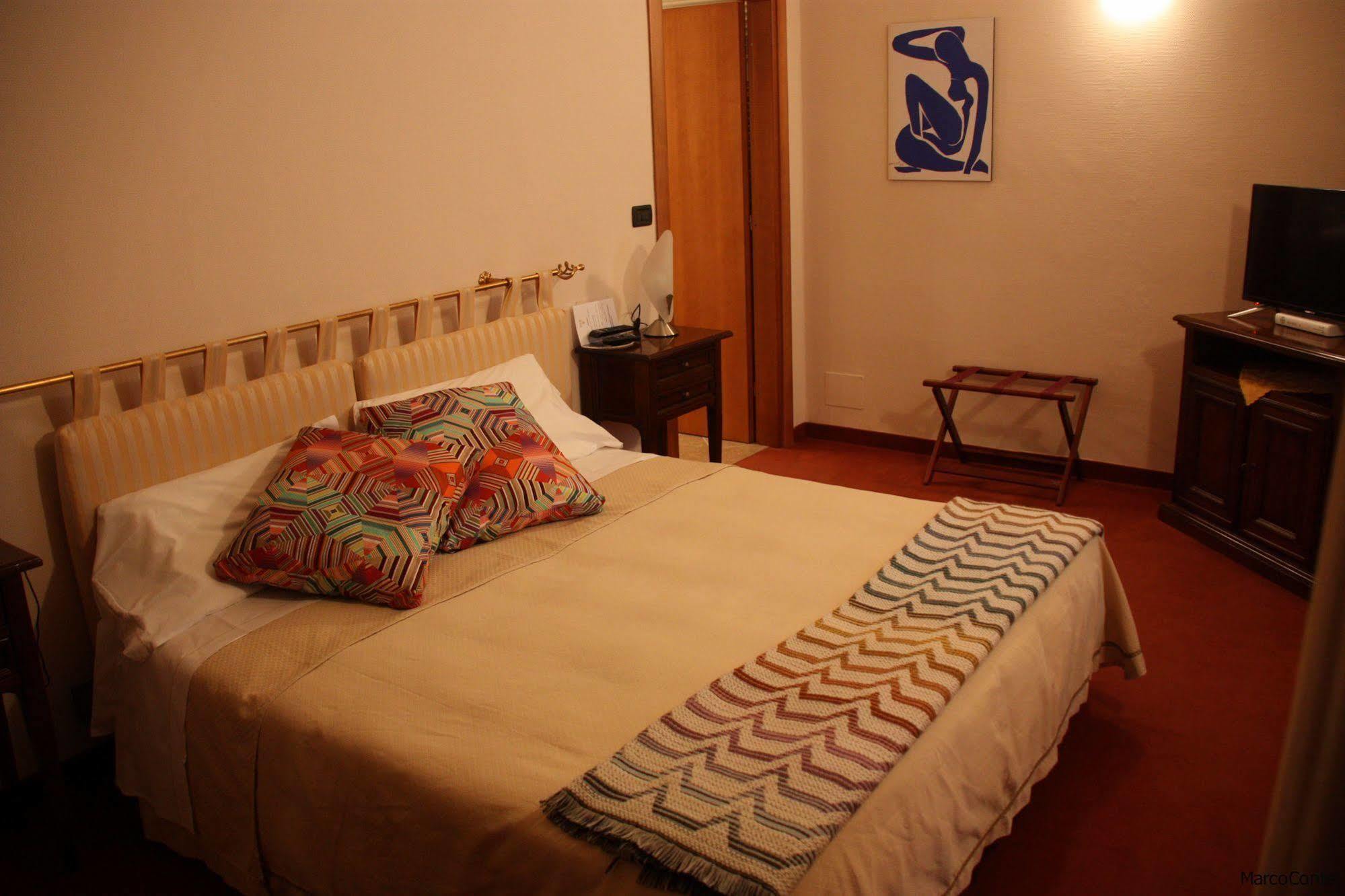 Hotel Lux Alessandria Exteriör bild