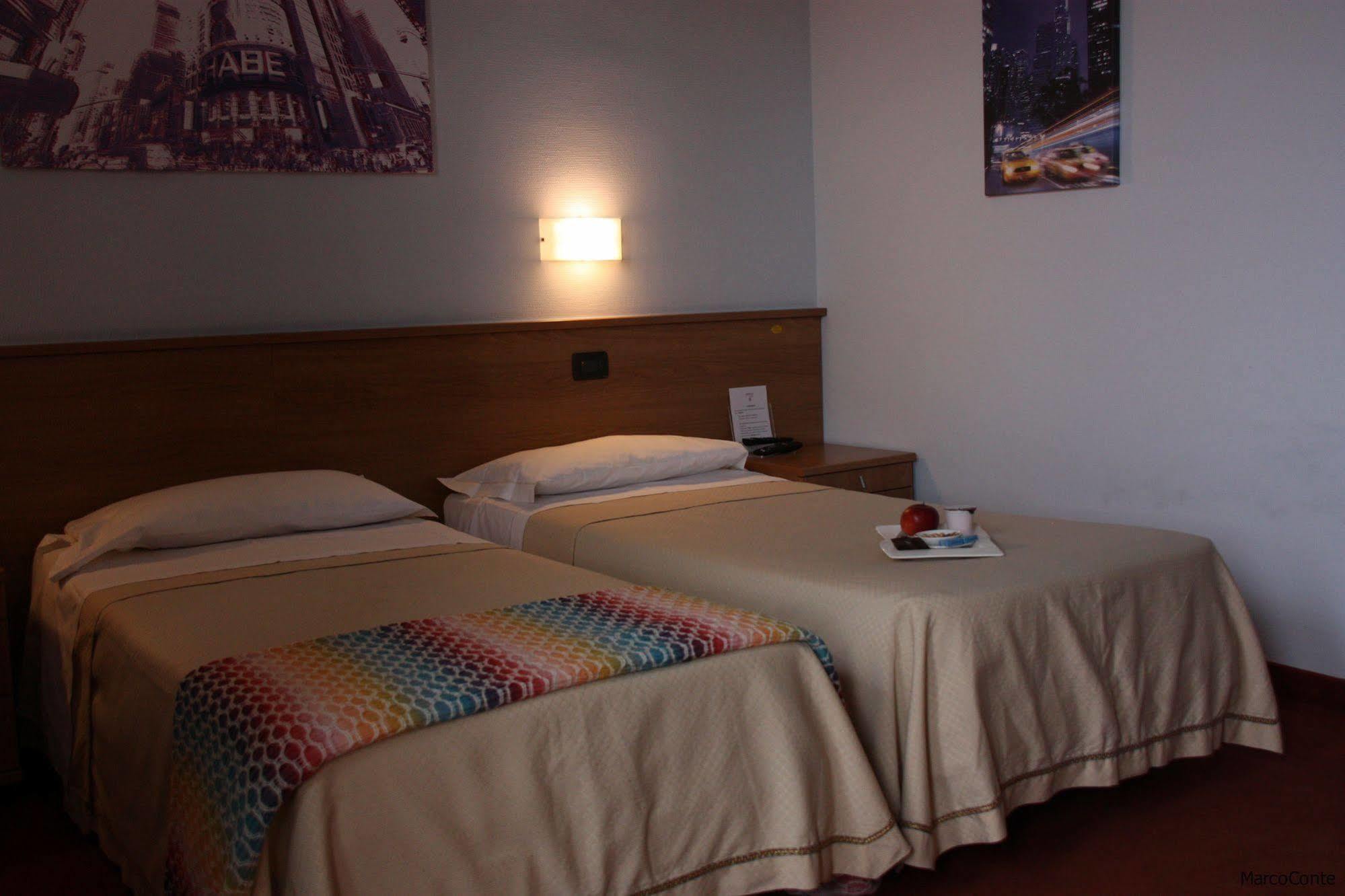 Hotel Lux Alessandria Exteriör bild